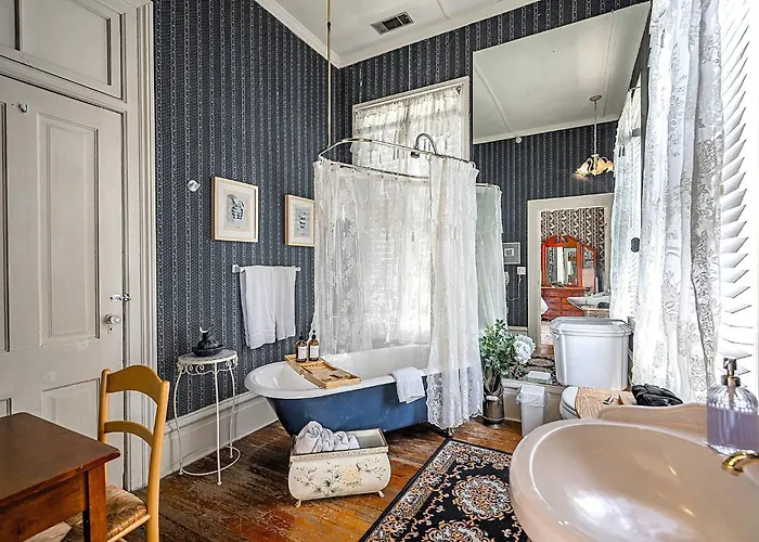 Master King Room Victorian With Private Bathroom In A Historic House