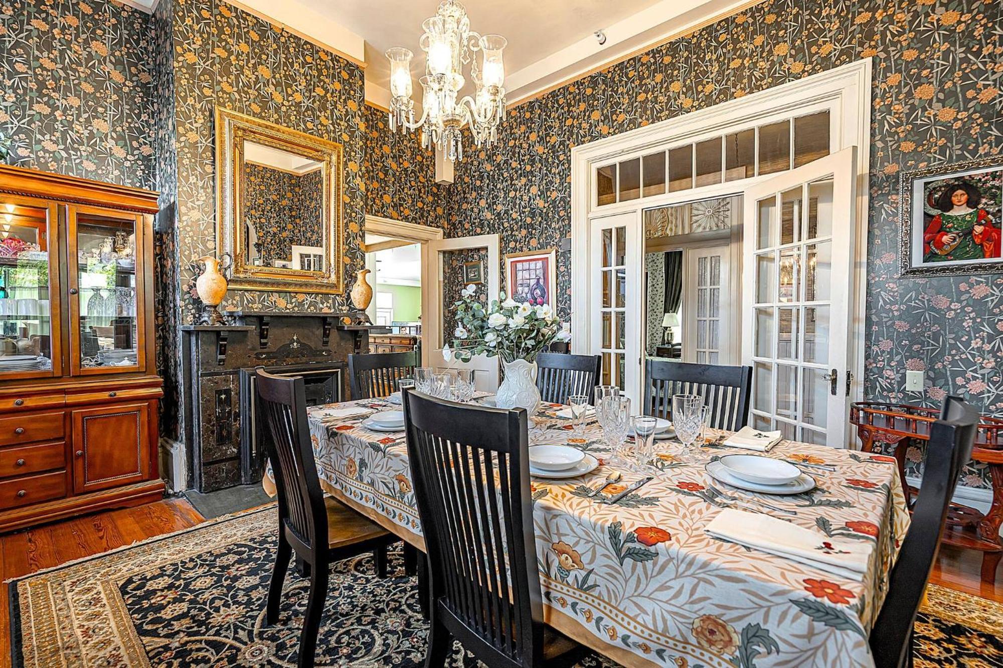 Master King Victorian With Private Bathroom In A Historic House