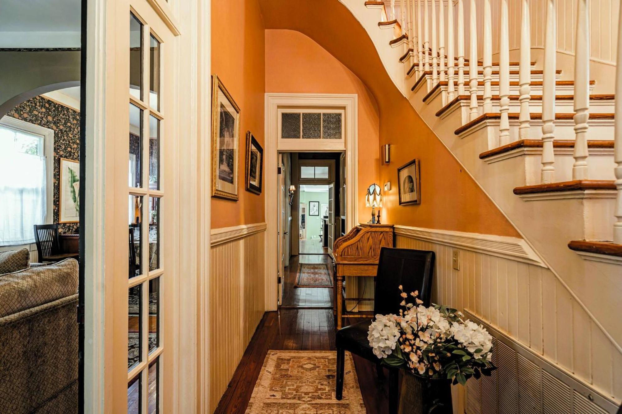 Master King Victorian With Private Bathroom In A Historic House