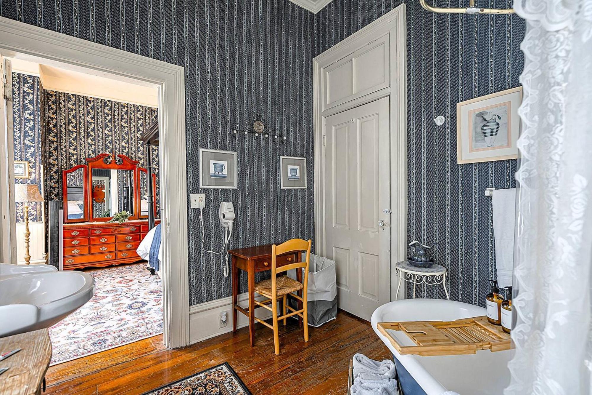 Master King Victorian With Private Bathroom In A Historic House Holiday home Savannah