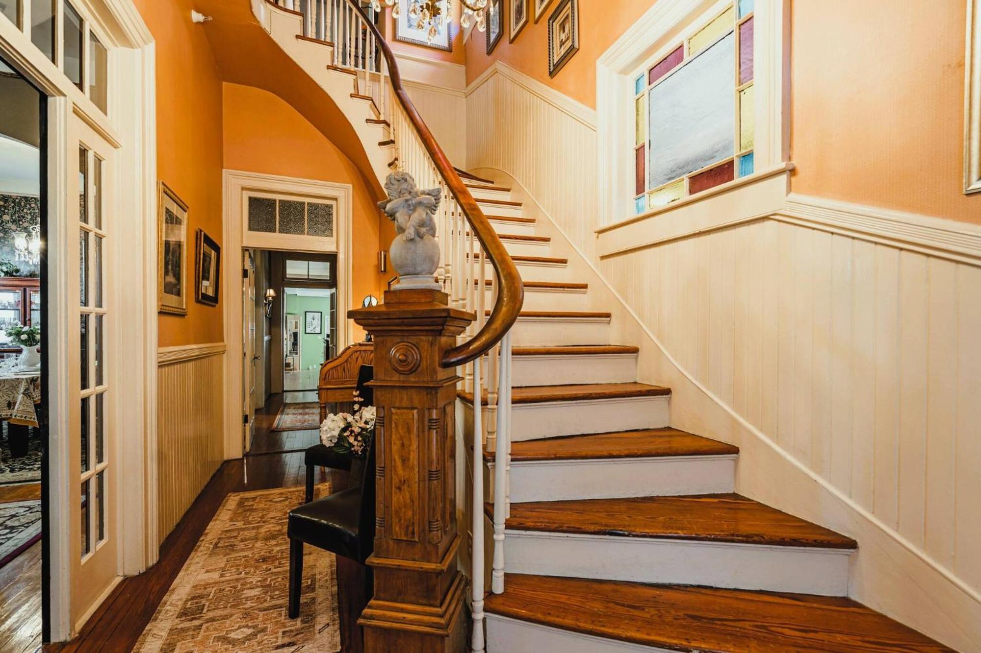 Master King Victorian With Private Bathroom In A Historic House Holiday home Savannah