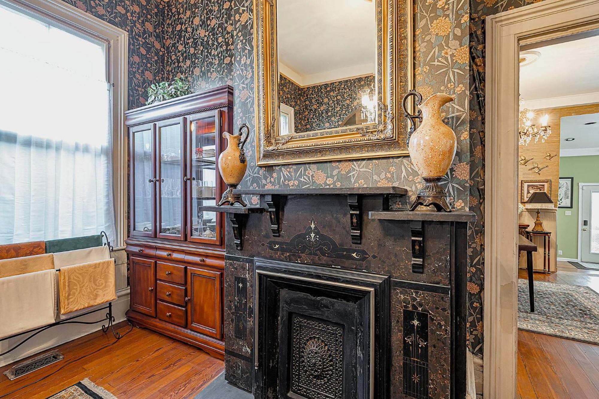 Master King Victorian With Private Bathroom In A Historic House Holiday home
