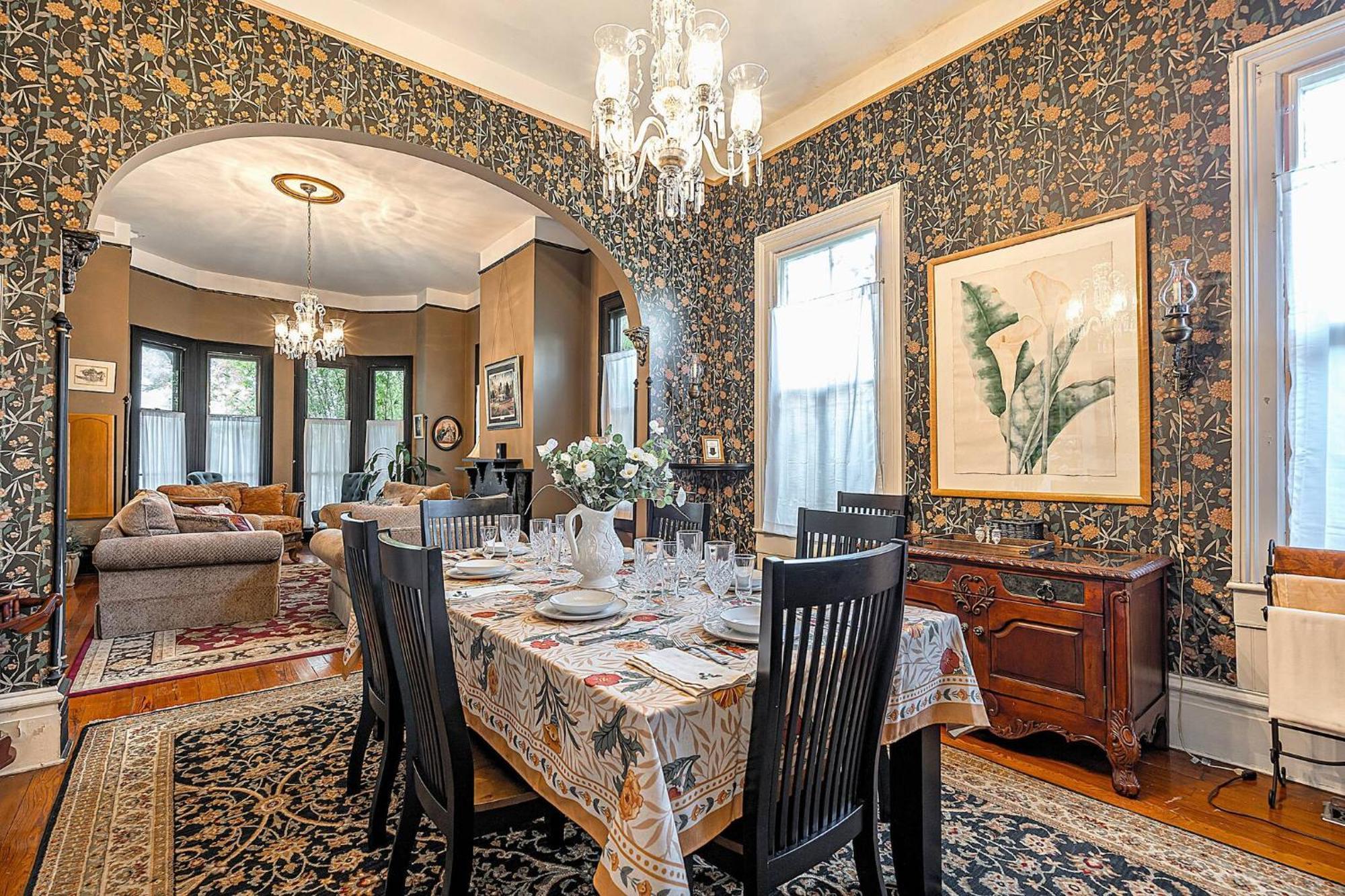 Master King Victorian With Private Bathroom In A Historic House Holiday home Savannah