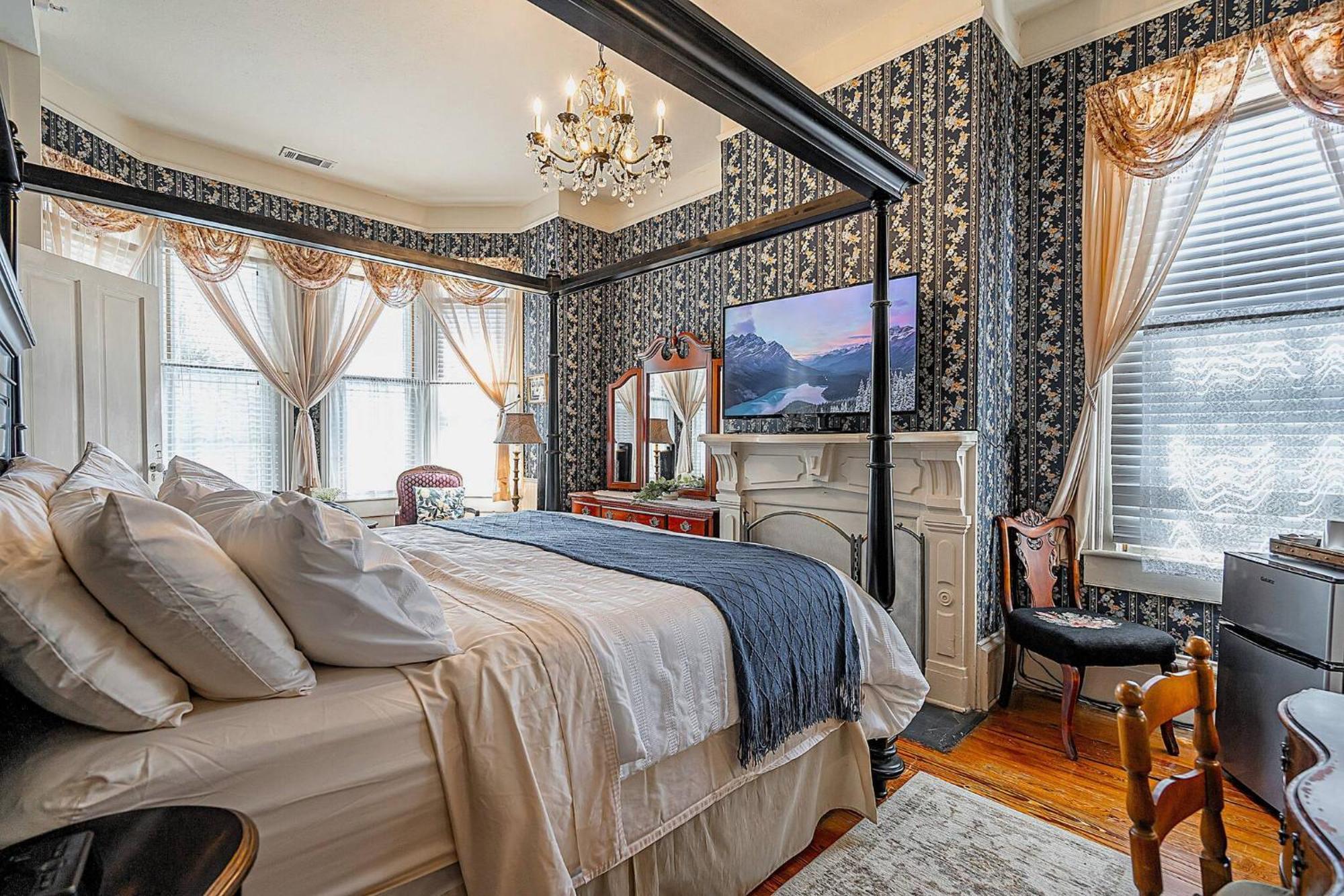 Master King Victorian With Private Bathroom In A Historic House Holiday home