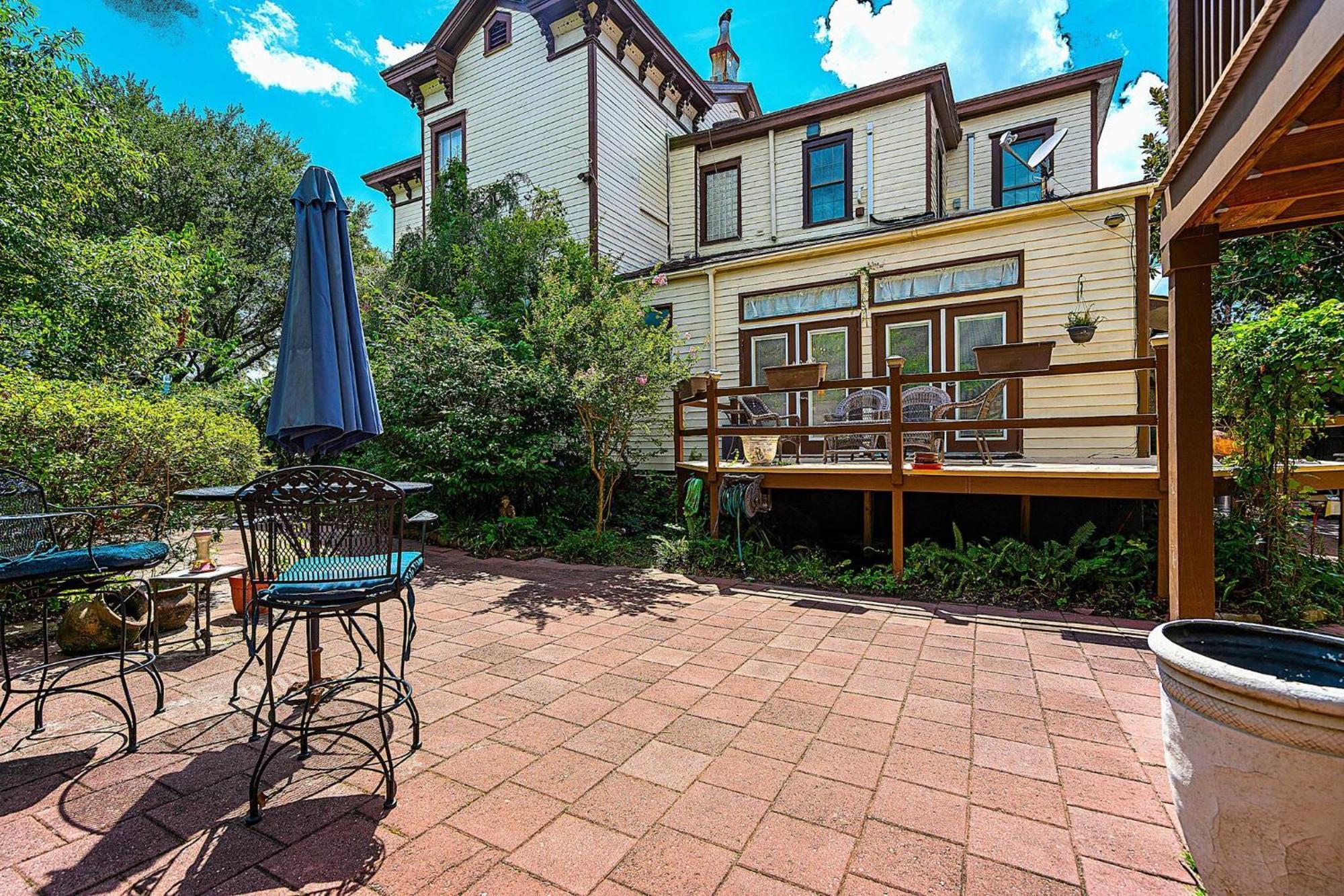 Master King Victorian With Private Bathroom In A Historic House