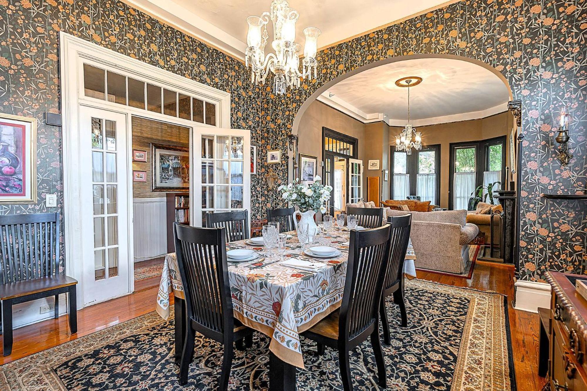 Master King Victorian With Private Bathroom In A Historic House Holiday home Savannah